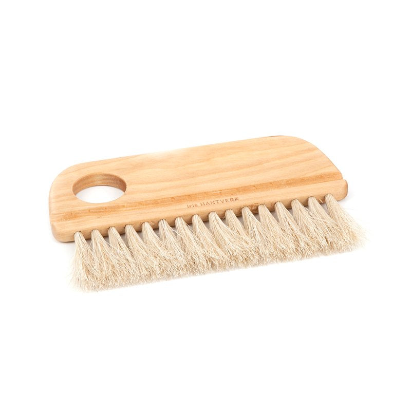 Iris Hantverk Baker brush in birch and horse hair. It can be used to spread the flour evenly over the baking board, removes excess flour from the bread and clean the work surface. Since horsehair is heat resistant it can be used in the oven. Part of a series with pastry brush and dough scraper.