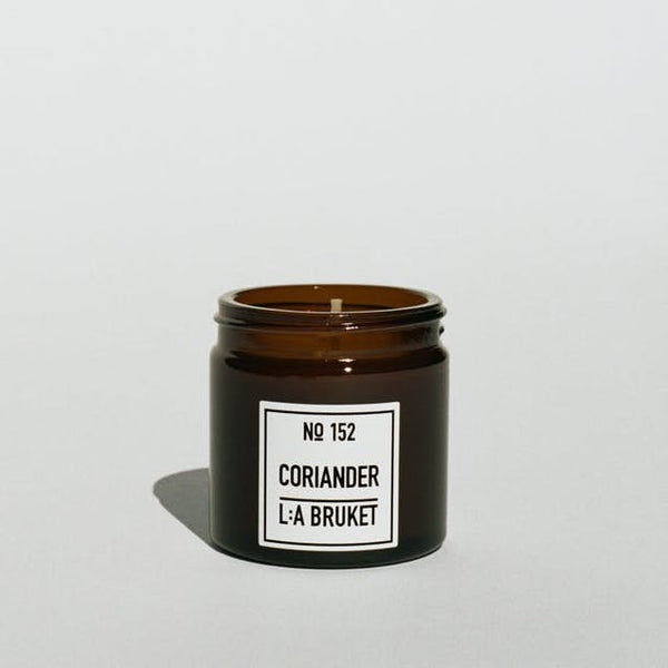 L:A Bruket 152 Scented candle made of wax from organic soy with a scent of coriander. 